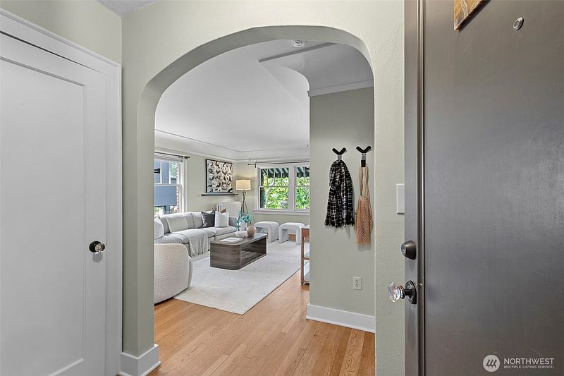 3rd image of 2634 Franklin Avenue E #202