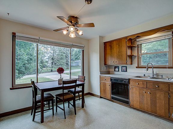 4th image of 945 S Parkway Dr
