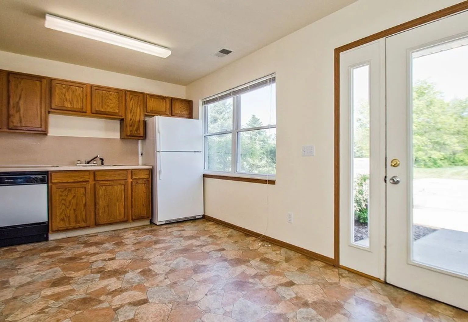 4 bed, 2.0 bath, 1200 sqft, $1,535 — Photo 4