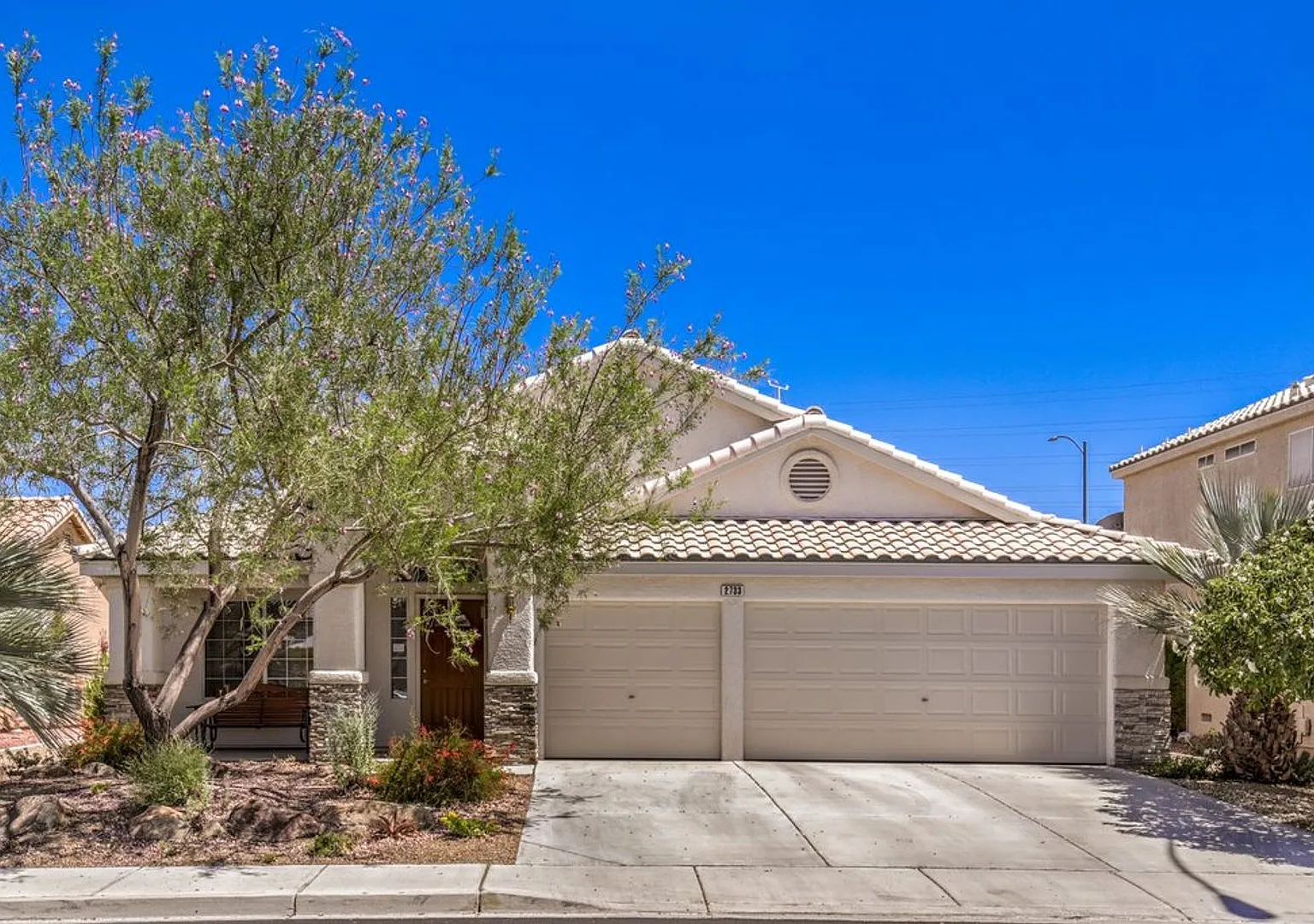 Single Story 1,836 square feet 2 bedroom 3 car garage in Henderson. — Photo 1