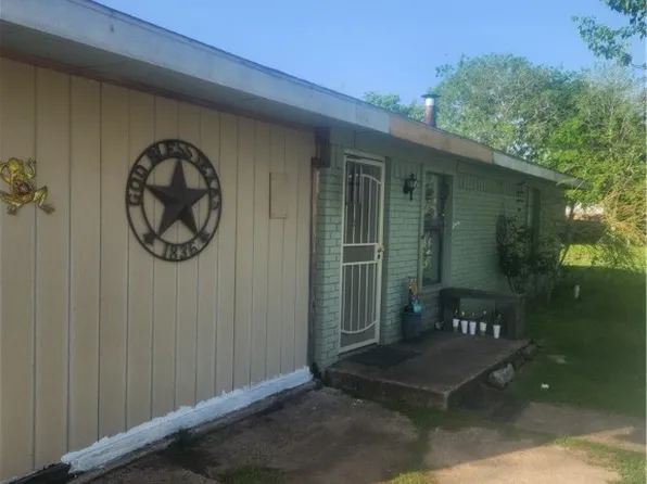 406 Moffitt St, Yoakum, TX 77995