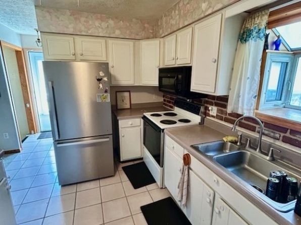 65 Wicklow Dr, Eastlake, OH 44095