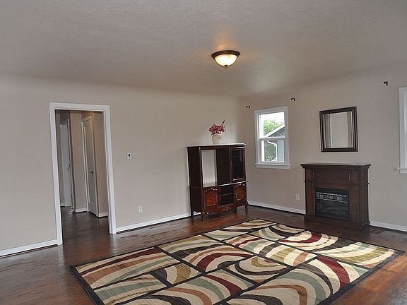 4th image of 5201 S Oakes St