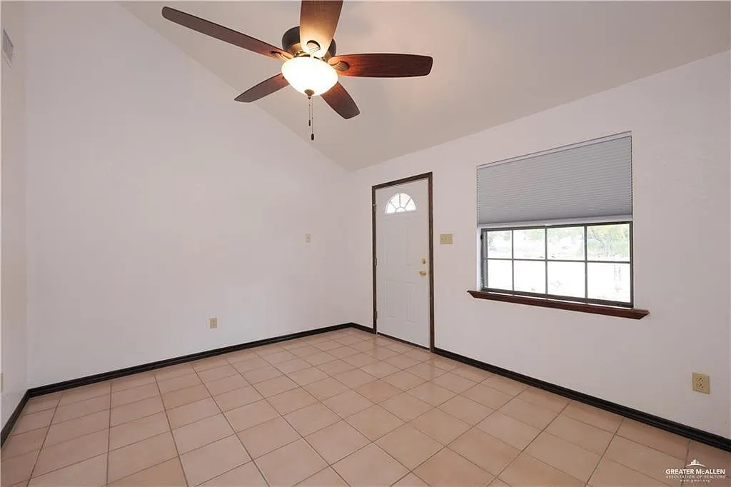 2 bed, 1.0 bath, 1008 sqft, $1,000 — Photo 2