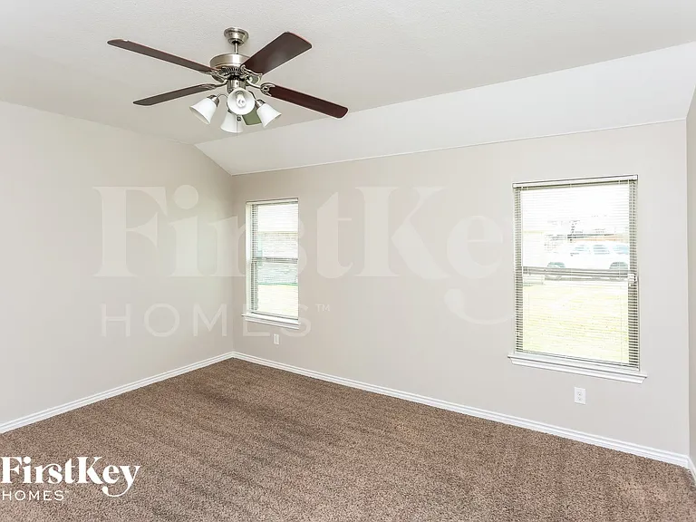 623 Hilton Dr — Photo 6
