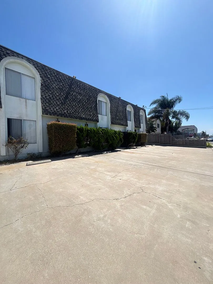 639 10 Street — Photo 3