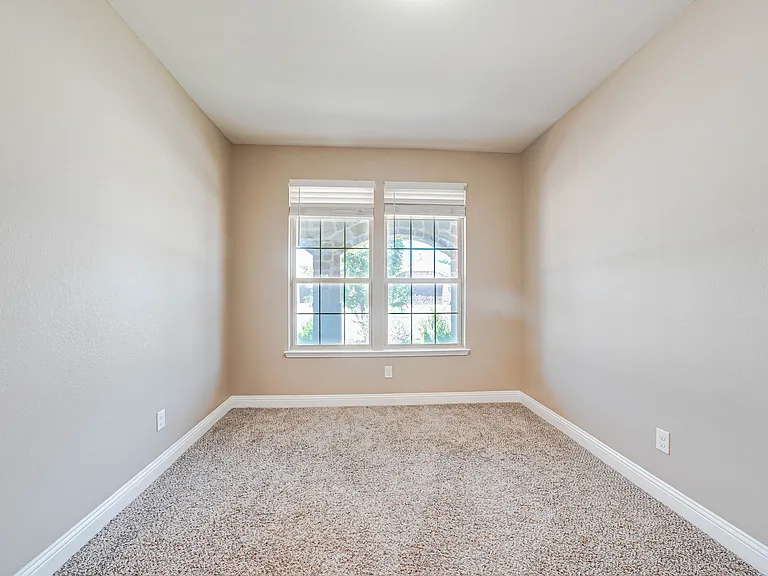 410 Club House Dr — Photo 13