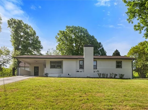 306 Lakeshore Dr, Thomasville, NC 27360