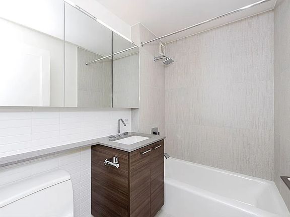 4th image of 240 E 86th St APT 6N