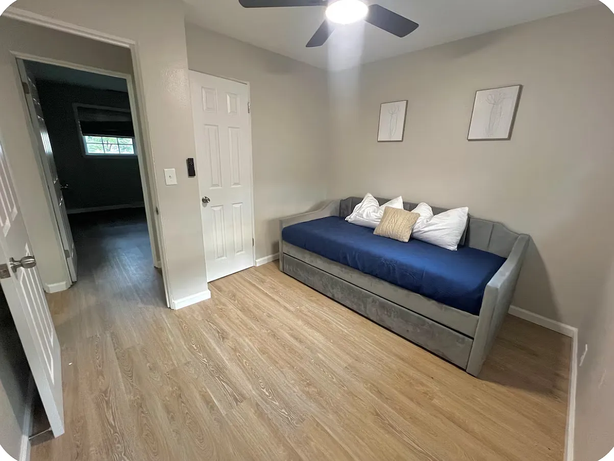 4 bed, 1.5 bath, 1275 sqft, $2,700 — Photo 2