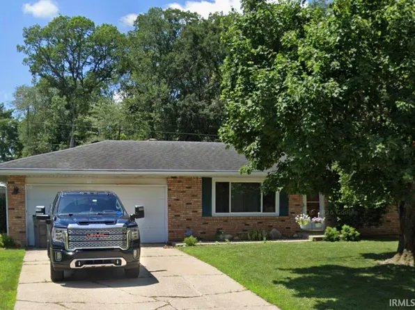 51999 Ray Dr, Granger, IN 46530