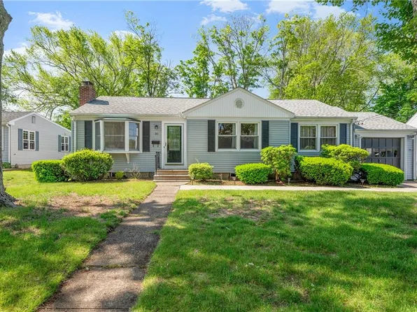 30 Winthrop St E, Riverside, RI 02915