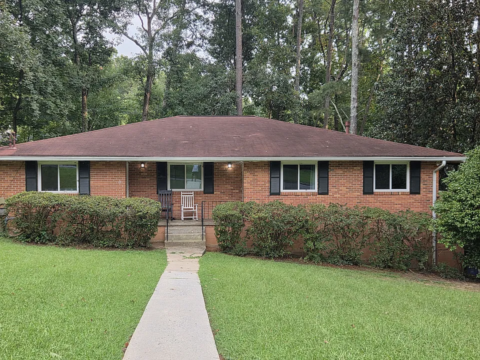 1077 Lynmoor Dr NE