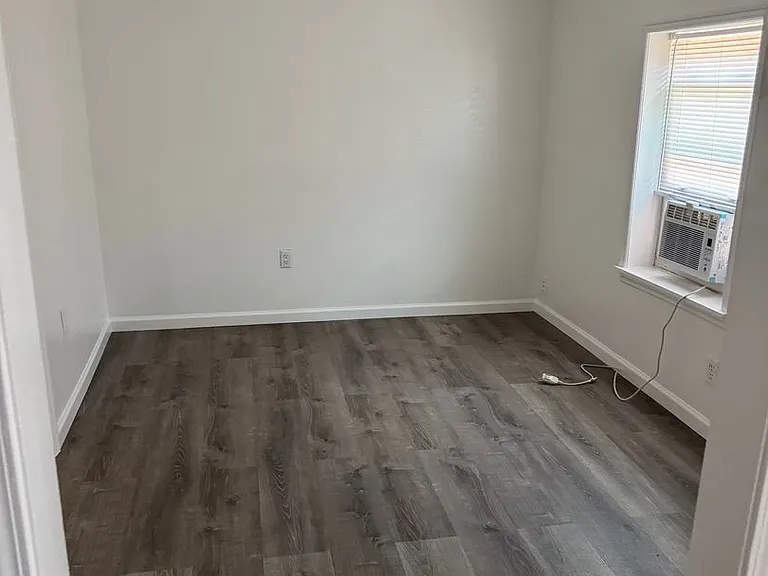 414 W College St — Photo 11