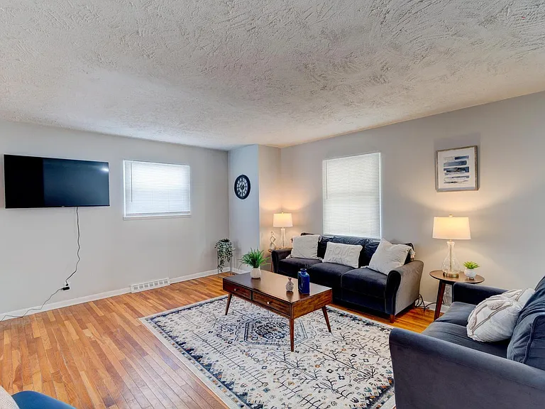 1252 Goldenrod Dr — Photo 3