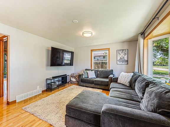 5th image of 1932 S Maplecrest Dr