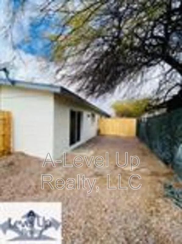 2 bed, 1.0 bath, 900 sqft, $1,100 — Photo 2