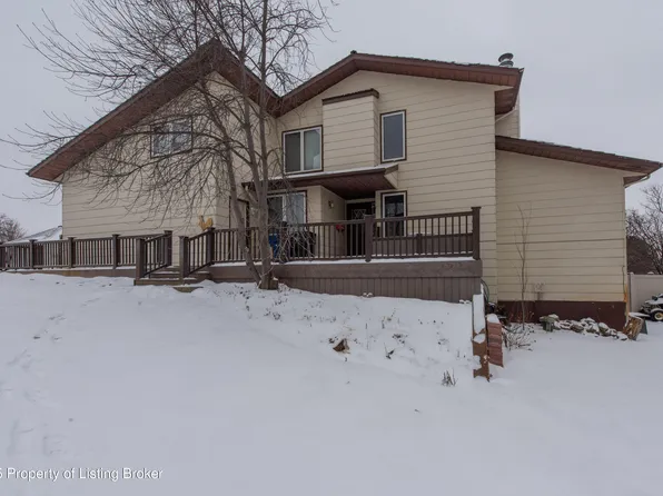 1977 Prairie Oak Dr, Dickinson, ND 58601