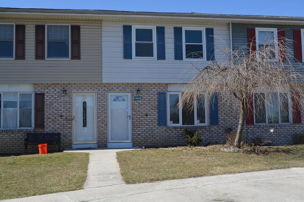 3 bed, 2.5 bath, 1242 sqft, $1,550 — Photo 1