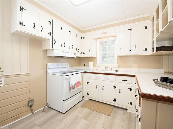 5th image of 110 Avondale St