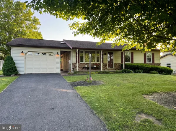 218 Creekside Dr, State College, PA 16801