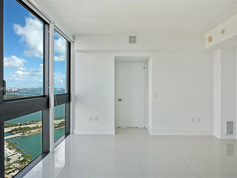 650 NE 32nd St #4000 — Photo 7