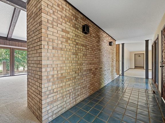 5th image of 24 Applewood Dr