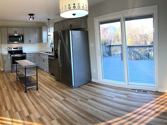 3rd image of 173 Nottaway Dr
