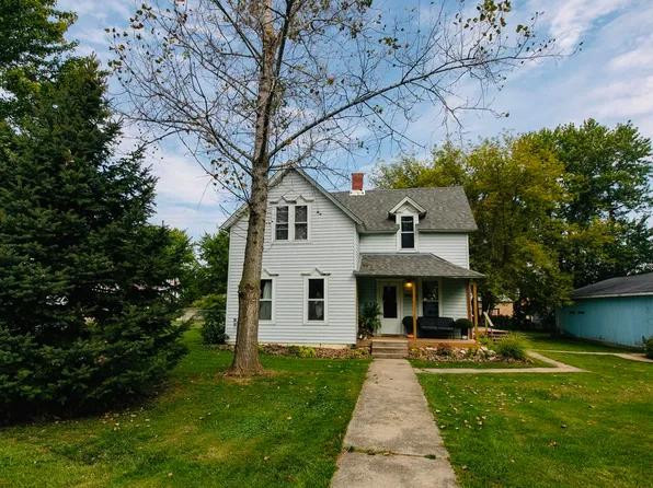208 1st St, Cobb, WI 53526