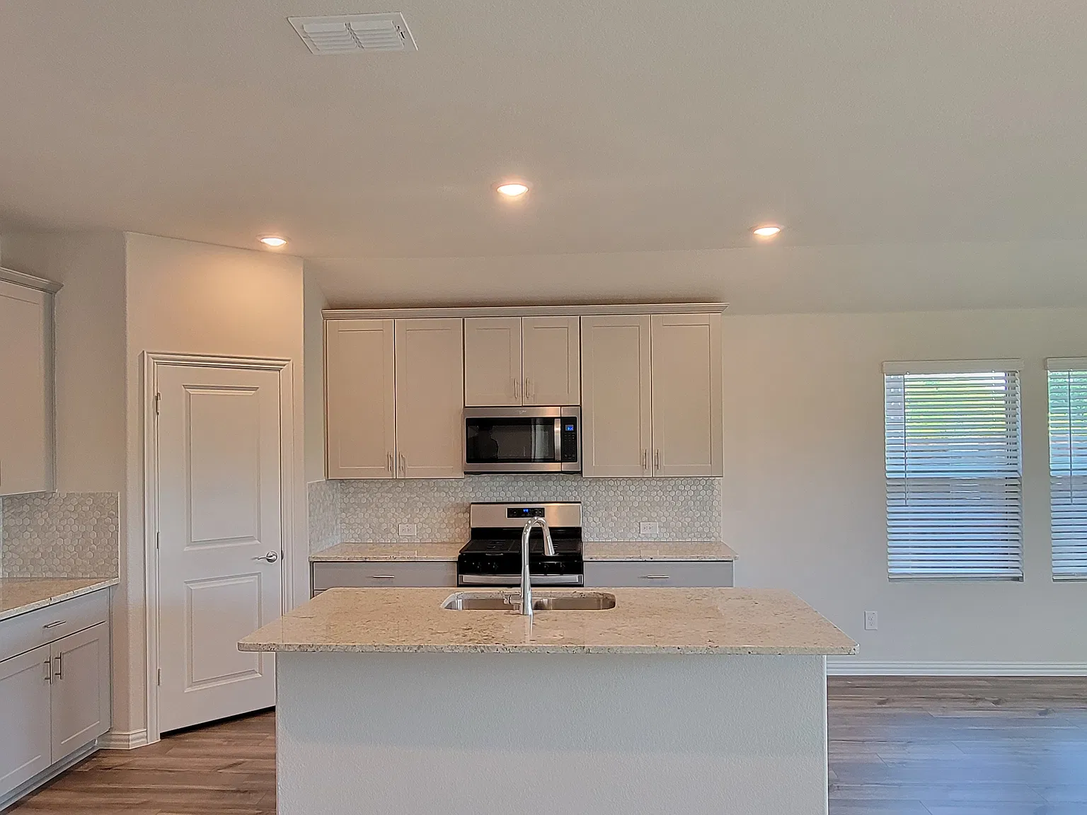 3 bed, 2059 sqft, $2,500 — Photo 3