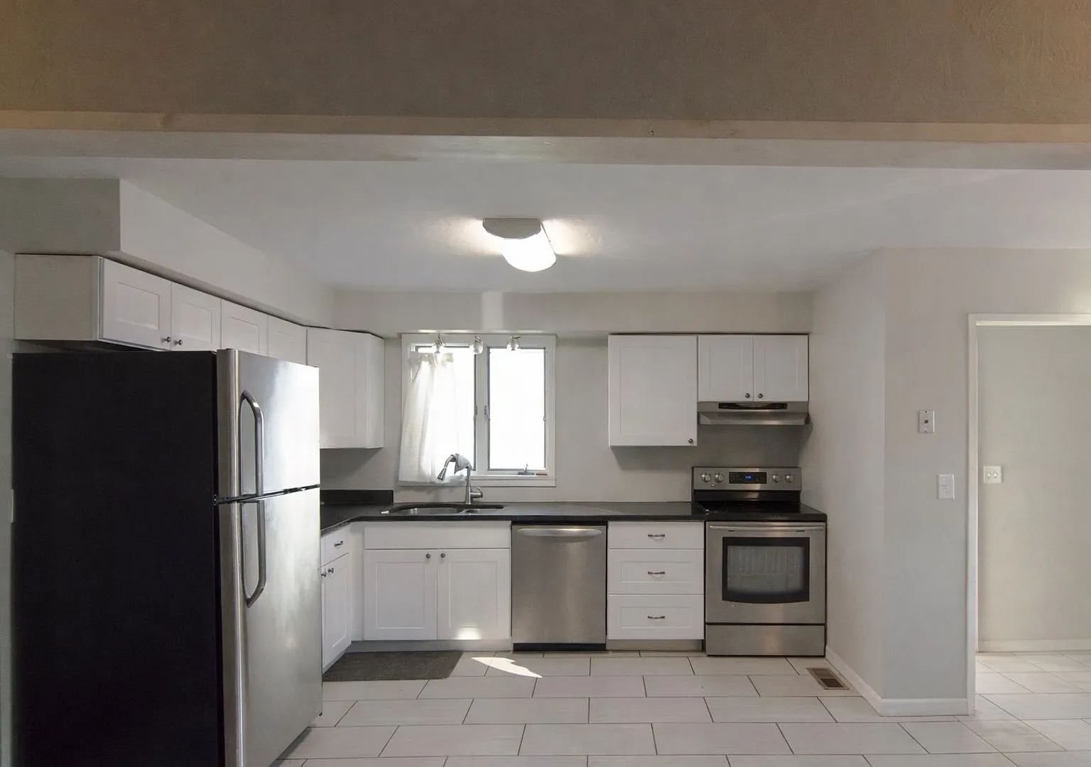 605 S Aurora Street — Photo 4