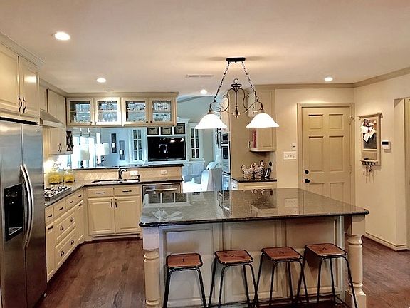 Kitchen w/ oversized island