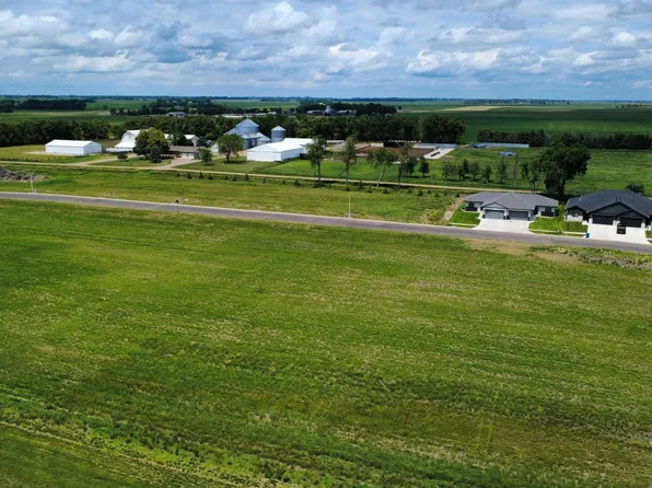 612 Harter Dr, Madison, SD 57042