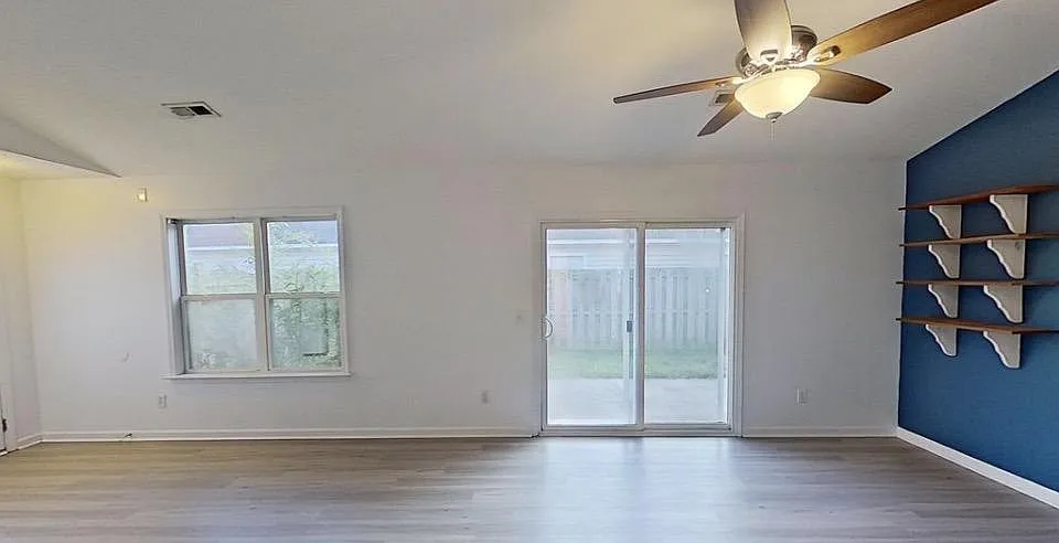 1113 Loman Ln — Photo 4
