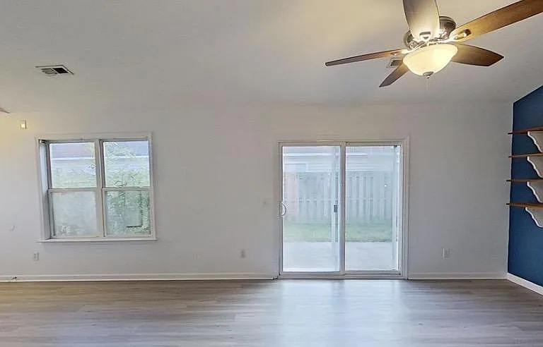 1113 Loman Ln — Photo 4