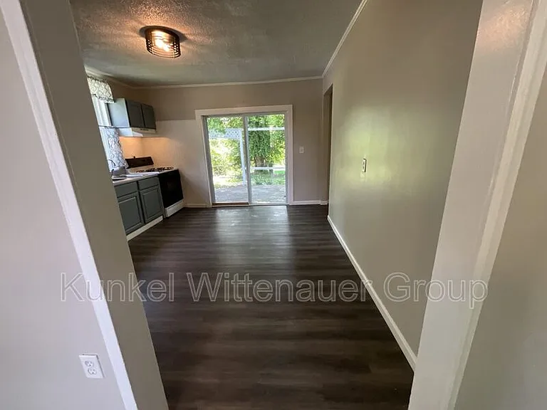 413 N Center St — Photo 7