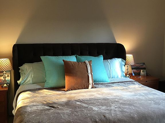 Large master bedroom fits King with loads of extra space for all the large amenities. Can see Mt Jefferson from bed. Private bath with tiled shower. Walk in closet.