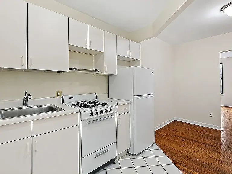 107 E 2nd St #2 — Photo 2