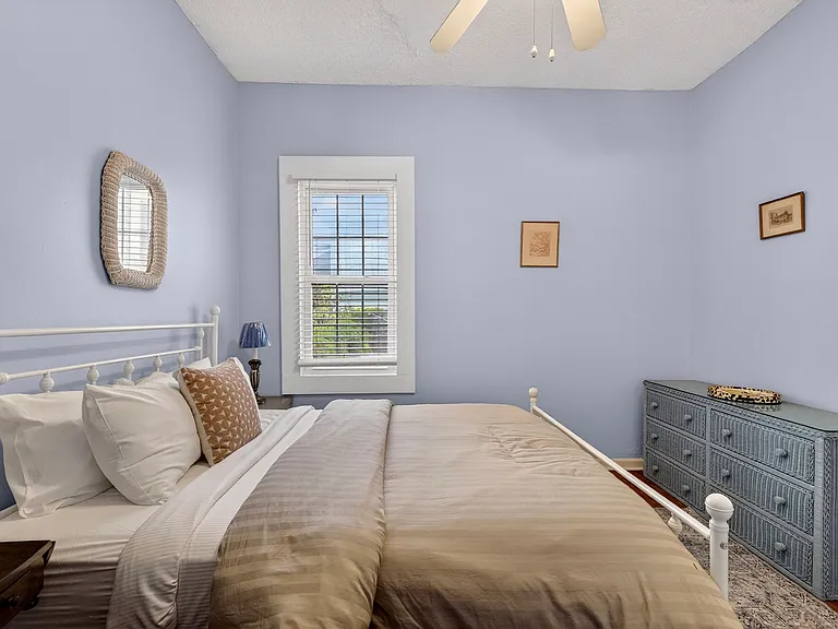 534 E Gordon Ln — Photo 17