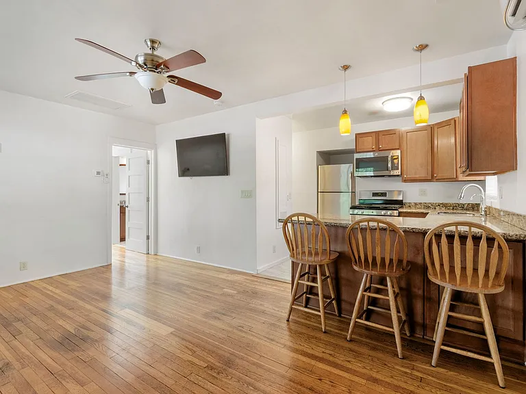 1121 E 9th St #1 — Photo 7