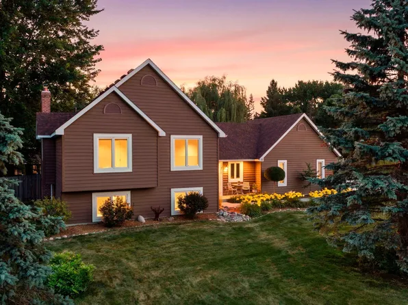 9040 E Sunrise Cir, Eden Prairie, MN 55347