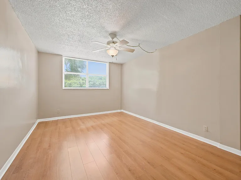 500 Executive Center Dr #2M — Photo 11