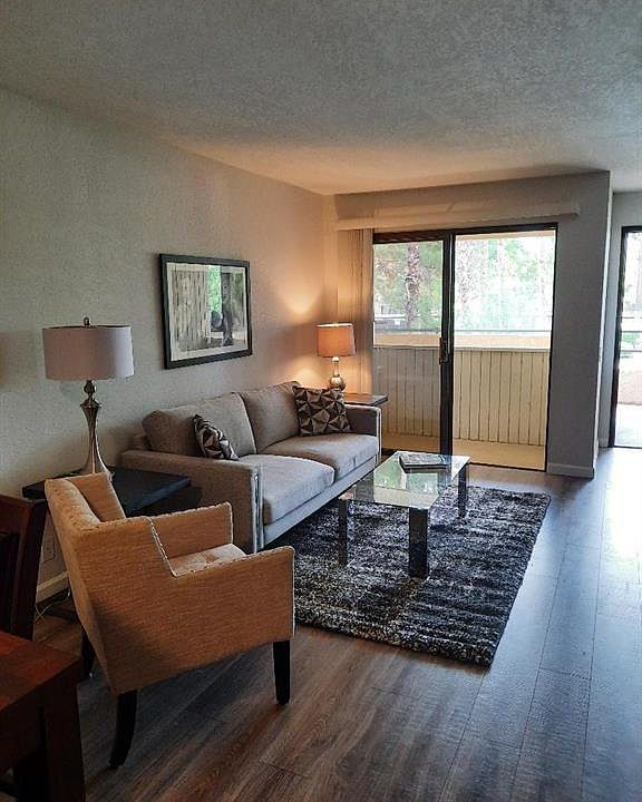 Living room/balcony.