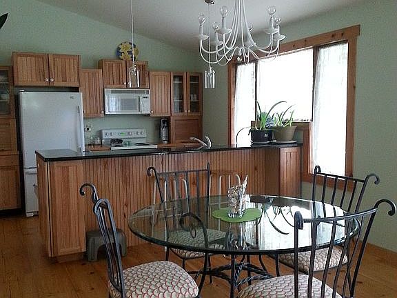 Kitchen to right of Grand En