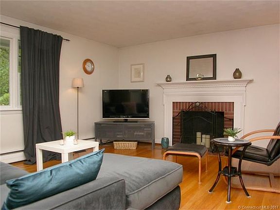 5th image of 111 Lakewood Cir S