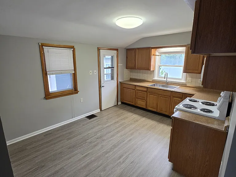 820 Wooster St — Photo 5