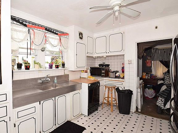 2nd image of 127 Bedell St