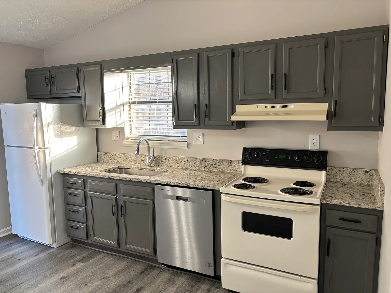 2 bed, $900 — Photo 2