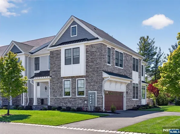 19 Woodmont Cir, River Vale, NJ 07675