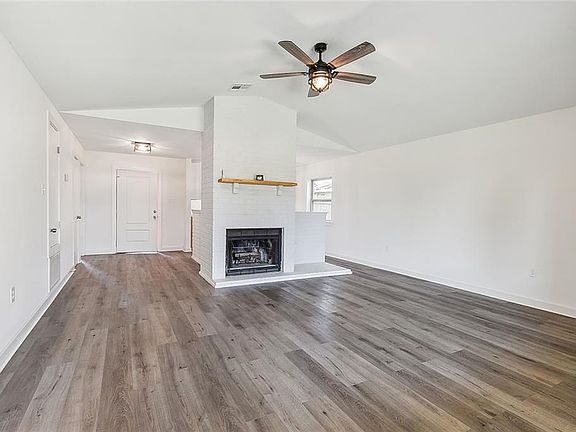 4th image of 2124 Greenwood Dr